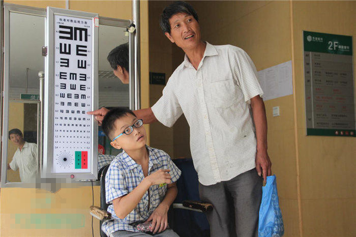 還記得他嗎？2200度近視娃免費(fèi)驗(yàn)配昂貴眼鏡！