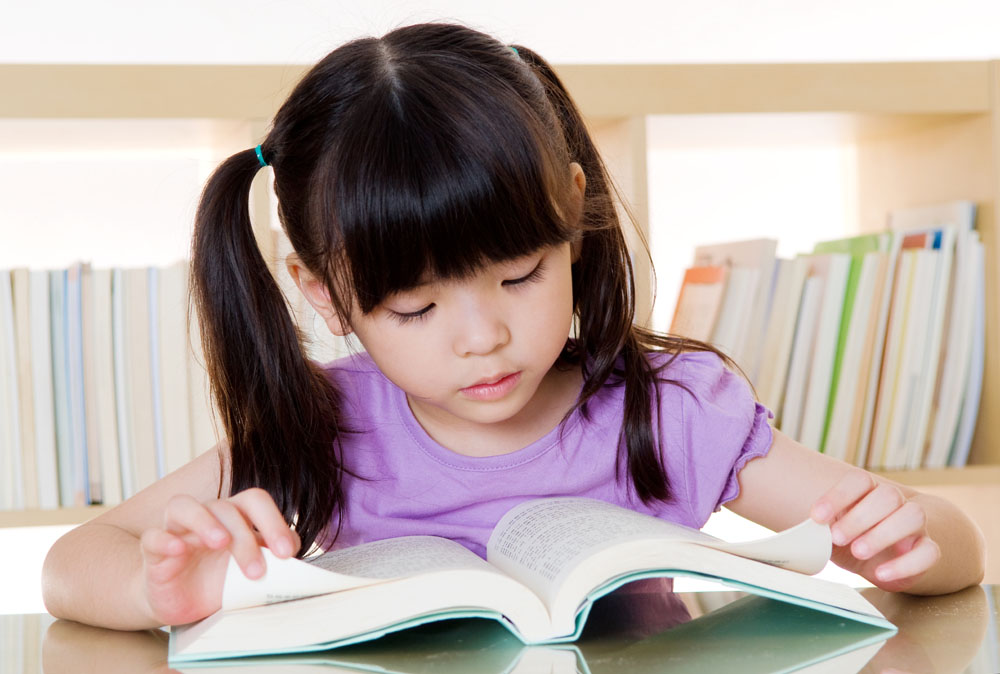 孩子看書離得近，這是近視嗎？