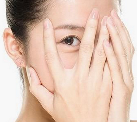 讀懂眼睛發(fā)出的4大信號(hào)，避免健康亮紅燈！