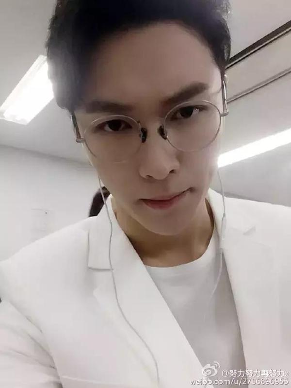鹿晗李易峰楊洋張藝興，愛豆“眼鏡殺”誰更好看？