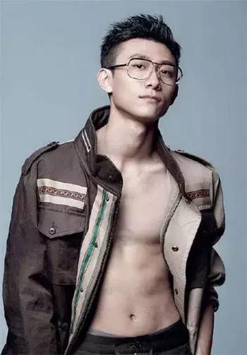 鹿晗李易峰楊洋張藝興，愛豆“眼鏡殺”誰更好看？
