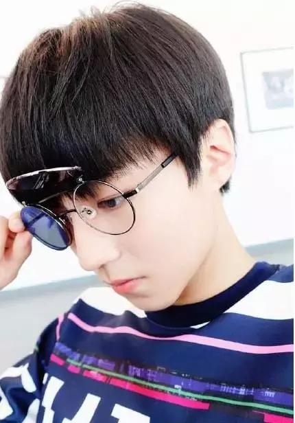 鹿晗李易峰楊洋張藝興，愛豆“眼鏡殺”誰更好看？