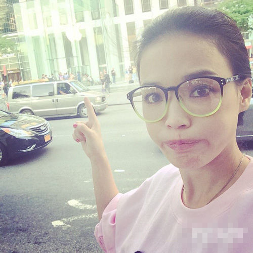 學(xué)女明星戴框架眼鏡？別人時髦你是Low！
