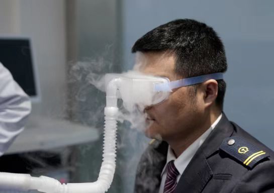 鄭州普瑞眼科醫(yī)院黨支部聯(lián)合鄭州機(jī)務(wù)段工會走進(jìn)鄭州東站